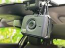 フロントガラス上部にコンパクトな機器を設置した車内の様子です。視界を大きく遮らない位置にまとまり、配線も本体まわりに沿って配置。前方の景色を保ちながら、車内に収まっています。