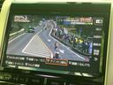 テレビ番組の映像を表示でき、停車中の待ち時間にも番組を楽しめます。画面上で番組表や情報更新などの項目を確認でき、車内での時間を有効に使える装備です。