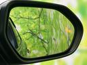 周囲の景色を映すドアミラーが、運転席から後方を確認する際の視界を確保。鏡面に表示部も備わり、日々の運転を支える実用的な装備です。