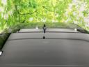 フロントから後方へなめらかにつながるルーフラインが、車体全体に伸びやかな印象を与えています。中央付近のアンテナも確認でき、ボディカラーと調和した落ち着きのある外観に仕上がっています。