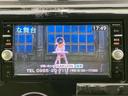 画面にはテレビ番組が表示され、停車中に映像やテレビを視聴できます。画面まわりのボタンでメニューなども確認でき、休憩時に車内で過ごす時間を楽しむ際にも便利です。