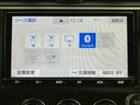 画面上でラジオやテレビ、Bluetoothなどのソースを選べる表示です。下部には音量や各メニューのボタンが並び、表示と操作部を見比べながら機能を選びやすい構成となっています。