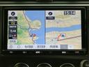 地図と周辺施設を表示し、目的地設定や地点登録、表示変更などの項目を選べます。地図を見ながら現在地や案内情報を確認でき、移動先を探す日常の運転にも活用しやすい画面です。