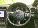 握ったまま手元のスイッチにアクセスしやすく、運転中に視線を大きく移さず各種操作を行えます。メーターの確認もしやすい配置で、日々の運転を便利に支えてくれます。