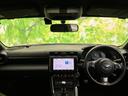 水平基調のダッシュボードが広がり、運転席から各部を見渡しやすいレイアウトです。中央画面やメーターがまとまりよく配置され、前席まわりをすっきりと感じさせます。