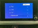 画面にはFM・AM・テレビ・Bluetoothの項目が並び、使いたい音源を選びやすい表示です。画面上の案内も見やすく、日常の移動中に音楽やラジオを楽しめます。