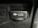 AC100V・1500Wの表示がある電源口を備えています。車内で電源を使いたい場面に活用でき、カバー付きで使わないときはすっきり収められるのもポイントです。