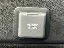AC100V・1500Wの表示を備えた電源口が、手の届きやすい位置に設けられています。必要なときに使いやすく、カバーを閉じれば周囲もまとまります。