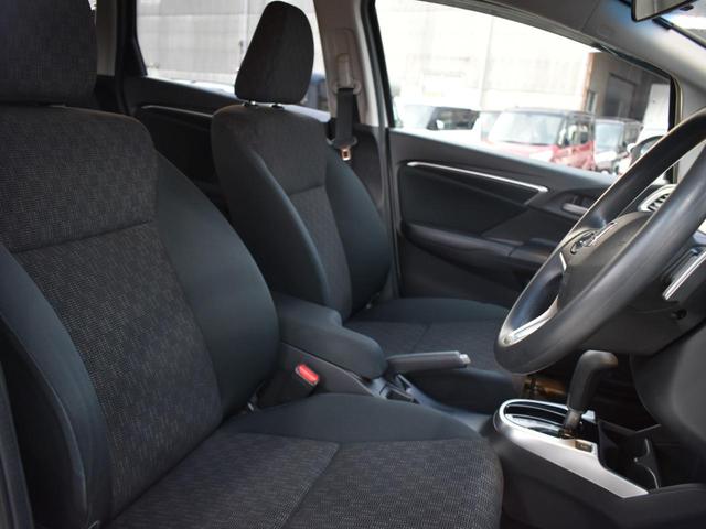 フィット 13G・Sパッケージ 衝突被害軽減ブレーキ/社外ナビ/Bluetooth/フルセグTV/バックモニター/ETC/プッシュスタート/クルーズコントロール/横滑り防止装置/オートエアコン/スマートキー2個/パドルシフト(16枚目)