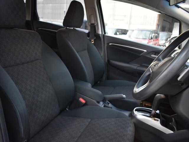 フィット 13G・Sパッケージ 衝突被害軽減ブレーキ/社外ナビ/Bluetooth/フルセグTV/バックモニター/ETC/プッシュスタート/クルーズコントロール/横滑り防止装置/オートエアコン/スマートキー2個/パドルシフト(17枚目)
