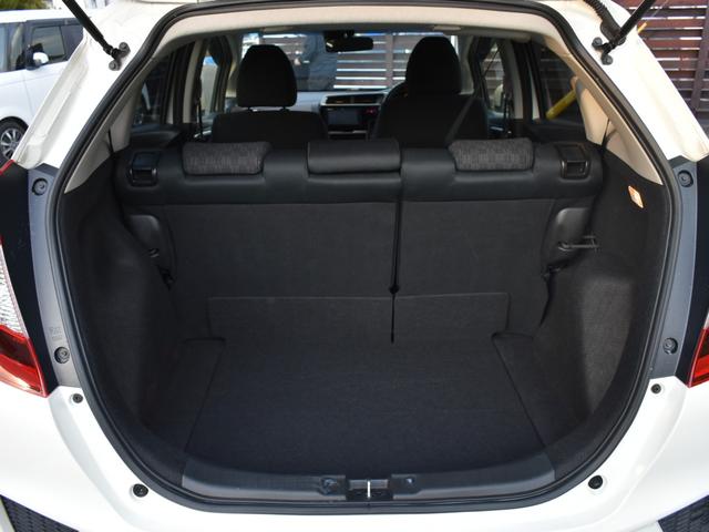 フィット 13G・Sパッケージ 衝突被害軽減ブレーキ/社外ナビ/Bluetooth/フルセグTV/バックモニター/ETC/プッシュスタート/クルーズコントロール/横滑り防止装置/オートエアコン/スマートキー2個/パドルシフト(19枚目)