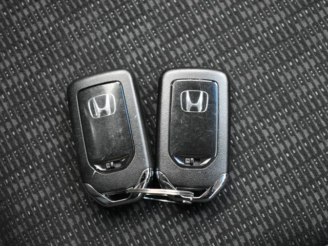 フィット 13G・Sパッケージ 衝突被害軽減ブレーキ/社外ナビ/Bluetooth/フルセグTV/バックモニター/ETC/プッシュスタート/クルーズコントロール/横滑り防止装置/オートエアコン/スマートキー2個/パドルシフト(36枚目)