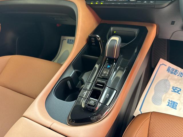 クラウンスポーツ Ｚ　純正ナビ　フルセグ　パノラミックビューモニター　スマートキー　デジタルミラー　本革シート　シートベンチレーション　メモリーパワーシート　純正アルミ　トヨタチームメイトアドバンストパーク　ＥＴＣ　ＬＥＤ（16枚目）