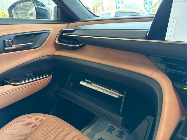 クラウンスポーツ Ｚ　純正ナビ　フルセグ　パノラミックビューモニター　スマートキー　デジタルミラー　本革シート　シートベンチレーション　メモリーパワーシート　純正アルミ　トヨタチームメイトアドバンストパーク　ＥＴＣ　ＬＥＤ（21枚目）