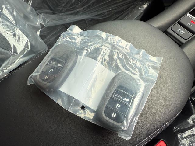 ＺＲ－Ｖ ｅ：ＨＥＶ　Ｚ　９インチディスプレイ　フルセグ　パノラミックビューモニター　スマートキー　パワーシート　黒革シート　パワーゲート　ＢＯＳＥサウンド　ＥＴＣ　ＬＥＤ　純正アルミ　おくだけ充電　ホンダセンシング　ＢＳＭ（17枚目）