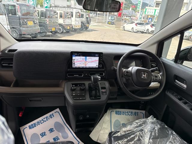 フリード ｅ：ＨＥＶエアー　ＥＸ　９インチナビ　フルセグ　バックカメラ　両側パワースライド　スマートキー　ホンダセンシング　シートヒーター　ＢＳＭ　純正アルミ　ＬＥＤ（4枚目）