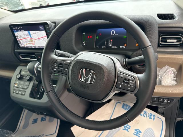 フリード ｅ：ＨＥＶエアー　ＥＸ　９インチナビ　フルセグ　バックカメラ　両側パワースライド　スマートキー　ホンダセンシング　シートヒーター　ＢＳＭ　純正アルミ　ＬＥＤ（10枚目）