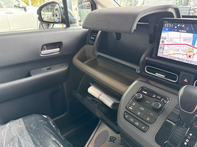 フリード ｅ：ＨＥＶエアー　ＥＸ　９インチナビ　フルセグ　バックカメラ　両側パワースライド　スマートキー　ホンダセンシング　シートヒーター　ＢＳＭ　純正アルミ　ＬＥＤ（15枚目）