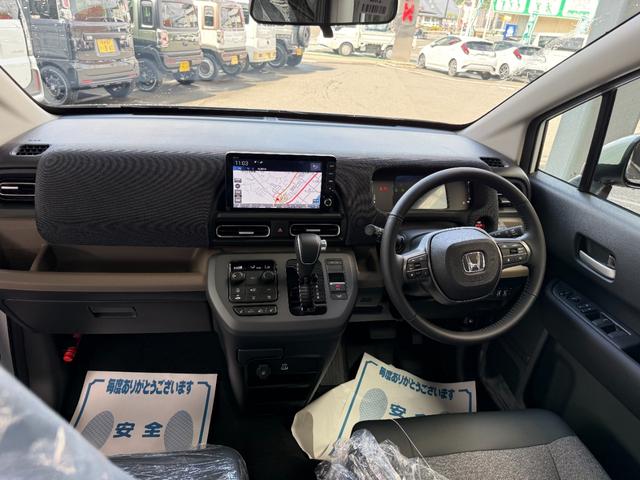 フリード ｅ：ＨＥＶエアー　ＥＸ　９インチナビ　フルセグ　バックカメラ　両側パワースライド　スマートキー　ホンダセンシング　シートヒーター　ＢＳＭ　純正アルミ　ＬＥＤ（4枚目）