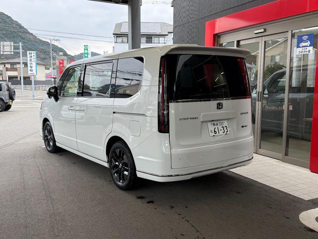 ステップワゴン ｅＨＥＶスパーダプレミアムラインブラックエディション　１１．４インチナビ　フルセグ　フリップダウンモニター　バックカメラ　両側パワースライド　ホンダセンシング　スマートキー　シートヒーター　ＬＥＤ　パワーゲート　クルーズコントロール　純正アルミ（3枚目）