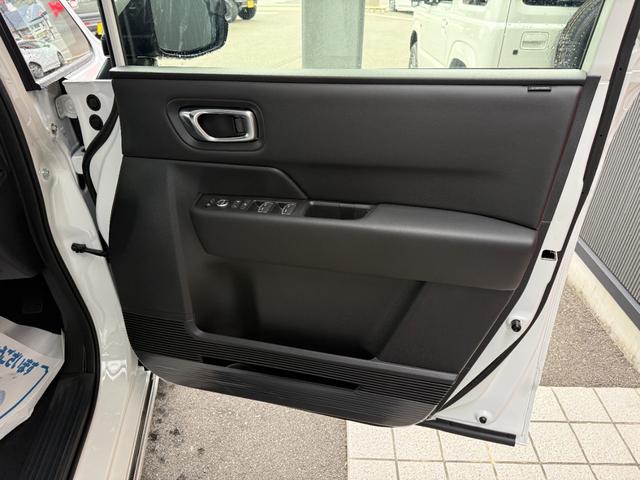 ステップワゴン ｅＨＥＶスパーダプレミアムラインブラックエディション　１１．４インチナビ　フルセグ　フリップダウンモニター　バックカメラ　両側パワースライド　ホンダセンシング　スマートキー　シートヒーター　ＬＥＤ　パワーゲート　クルーズコントロール　純正アルミ（8枚目）