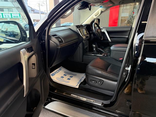 ランドクルーザープラド ＴＸ　Ｌパッケージ　９インチナビ　フルセグ　ＣＤ　ＤＶＤ　ＢＴ　ＵＳＢ　ＨＤＭＩ　バックカメラ　ＬＥＤライト　フォグランプ　ＥＴＣ　レザーシート　シートヒーター　エアシート　パワーシート　エアロ　スマートキー　１７インチ（9枚目）