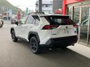 ＲＡＶ４ ハイブリッドアドベンチャー　オフロードパッケージＩＩ　ディスプレイオーディオＰｌｕｓ　パノラマビューモニター　スマートキー　シートベンチレーション　デジタルミラー　パワーゲート　ＥＴＣ　ＬＥＤ　ルーフレール　ＢＳＭ　純正アルミ　黒革シート　クルコン（3枚目）