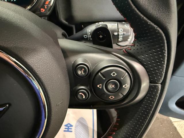 ＭＩＮＩ ジョンクーパーワークス　クロスオーバー　スマートキー　純正ナビ　ＢＴ　ＵＳＢ　バックカメラ　ＥＴＣ　ドラレコ　シートヒーター　パワーゲート　ダウンサス　ルーフレール　ヘッドアップディスプレイ　パドルシフト　１９インチＡＷ　ＬＥＤライト（3枚目）