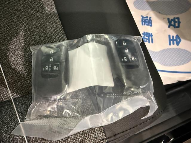 フリード ｅ：ＨＥＶエアー　ＥＸ　スマートキー　９インチナビ　フルセグ　ＢＴ　ＵＳＢ　バックカメラ　ＬＥＤライト　両側パワースライド　シートヒーター　１５インチＡＷ　ホンダセンシング　ＢＳＭ（28枚目）