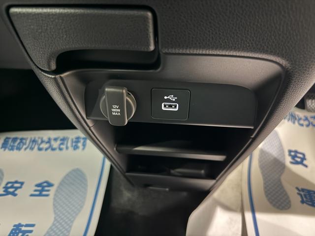 フリード ｅ：ＨＥＶエアー　ＥＸ　スマートキー　９インチナビ　フルセグ　ＢＴ　ＵＳＢ　バックカメラ　ＬＥＤライト　両側パワースライド　シートヒーター　１５インチＡＷ　ＢＳＭ　ホンダセンシング（3枚目）