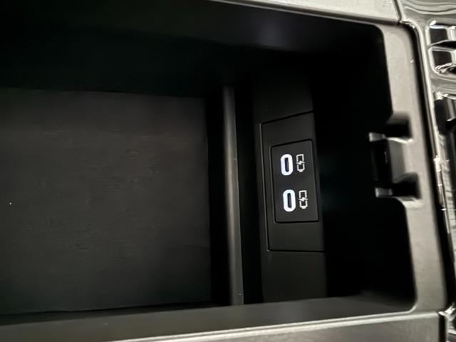 プリウス Ｚ　ＴＲＤフロントスポイラー　２０インチＡＷ　ローダウン　Ｄオーディオ　ナビ　フルセグ　ＢＴ　ＵＳＢ　ＨＤＭＩ　パノラミックビューモニター　デジタルインナーミラー　ムーンルーフ　パーキングサポート　ＢＳＭ（3枚目）