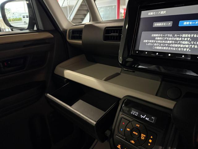 スペーシア ハイブリッドＸ　スマートキー　８インチナビ　フルセグ　ＣＤ　ＤＶＤ　ＬＥＤライト　シートヒーター　両側パワースライド　セーフティサポート　オットマン（9枚目）