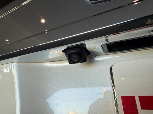 ヴォクシー ハイブリッドＺＳ　スマートキー　１１インチナビ　フルセグ　ＣＤ　ＤＶＤ　バックカメラ　フリップダウンモニター　ＬＥＤライト　フォグランプ　ＥＴＣ　両側パワースライド　シートヒーター　１６インチＡＷ（3枚目）