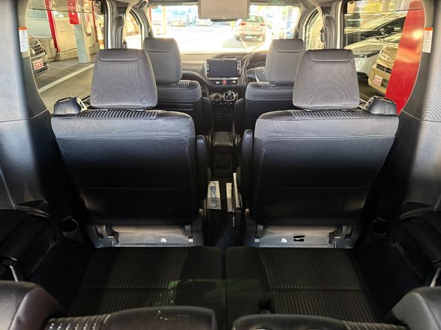 ヴォクシー ハイブリッドＺＳ　スマートキー　１１インチナビ　フルセグ　ＣＤ　ＤＶＤ　バックカメラ　フリップダウンモニター　ＬＥＤライト　フォグランプ　ＥＴＣ　両側パワースライド　シートヒーター　１６インチＡＷ（4枚目）