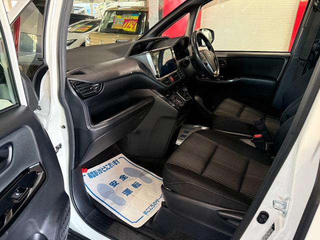 ヴォクシー ハイブリッドＺＳ　スマートキー　１１インチナビ　フルセグ　ＣＤ　ＤＶＤ　バックカメラ　フリップダウンモニター　ＬＥＤライト　フォグランプ　ＥＴＣ　両側パワースライド　シートヒーター　１６インチＡＷ（7枚目）