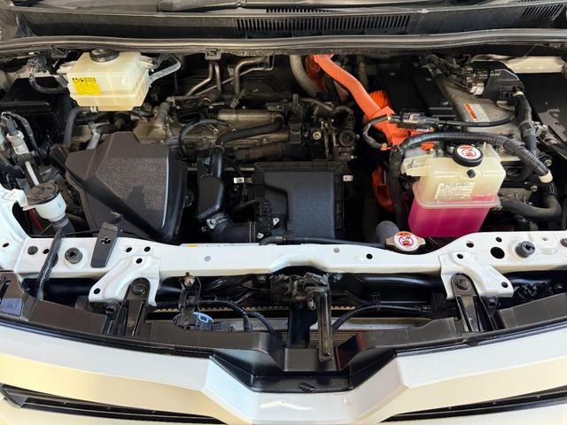 ヴォクシー ハイブリッドＺＳ　スマートキー　１１インチナビ　フルセグ　ＣＤ　ＤＶＤ　バックカメラ　フリップダウンモニター　ＬＥＤライト　フォグランプ　ＥＴＣ　両側パワースライド　シートヒーター　１６インチＡＷ（9枚目）