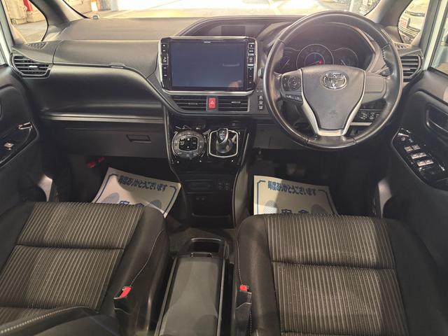 ヴォクシー ハイブリッドＺＳ　スマートキー　１１インチナビ　フルセグ　ＣＤ　ＤＶＤ　バックカメラ　フリップダウンモニター　ＬＥＤライト　フォグランプ　ＥＴＣ　両側パワースライド　シートヒーター　１６インチＡＷ（11枚目）