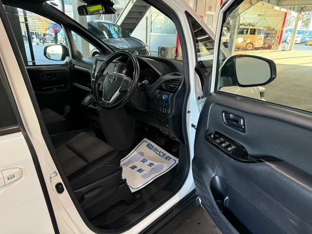 ヴォクシー ハイブリッドＺＳ　スマートキー　１１インチナビ　フルセグ　ＣＤ　ＤＶＤ　バックカメラ　フリップダウンモニター　ＬＥＤライト　フォグランプ　ＥＴＣ　両側パワースライド　シートヒーター　１６インチＡＷ（14枚目）