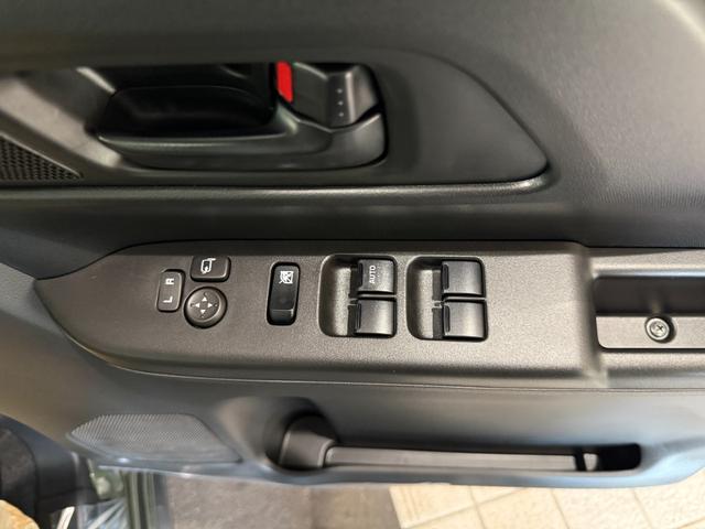 スペーシアギア ハイブリッドＸＺ　スマートキー　８インチナビ　フルセグ　ＣＤ　ＤＶＤ　ＬＥＤライト　フォグランプ　シートヒーター　ステアリングヒーター　オットマン　両側パワースライド　ヘッドアップディスプレイ　ルーフレール（12枚目）