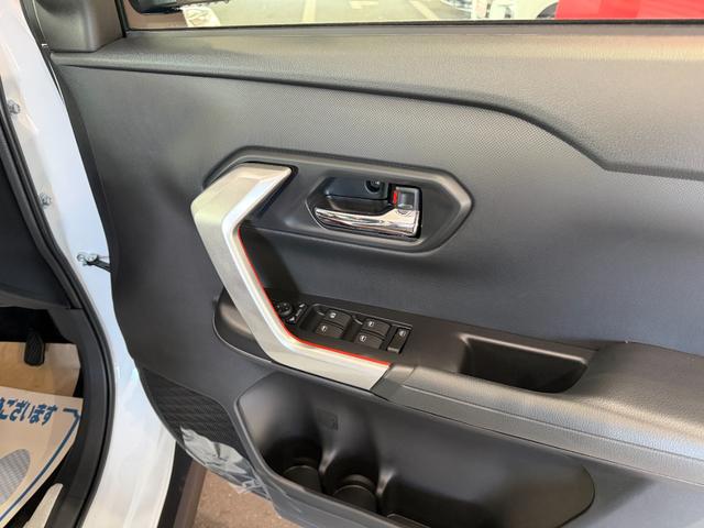 ライズ Ｚ　９インチナビ　フルセグ　パノラマビューモニター　ＬＥＤライト　フォグランプ　シートヒーター　スマートキー　１７インチＡＷ（6枚目）