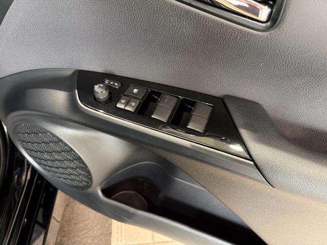 プリウス Ｓ　ナビ　バックカメラ　社外エアロ　ＥＴＣ　ドライブレコーダー　ＬＥＤライト　スマートキー　社外１８ＡＷ　クリアランスソナー　レーダークルーズコントロール　ＡＣ１００Ｖ電源（7枚目）