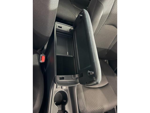 プリウス Ｓ　ナビ　バックカメラ　社外エアロ　ＥＴＣ　ドライブレコーダー　ＬＥＤライト　スマートキー　社外１８ＡＷ　クリアランスソナー　レーダークルーズコントロール　ＡＣ１００Ｖ電源（15枚目）