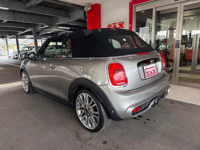 ＭＩＮＩ クーパーＳ　コンバーチブル　ナビ　本革シート　シートヒーター　ＥＴＣ　ＬＥＤ　クリアランスソナー　スマートキー　１８インチＡＷ　アダプティブクルーズ（3枚目）