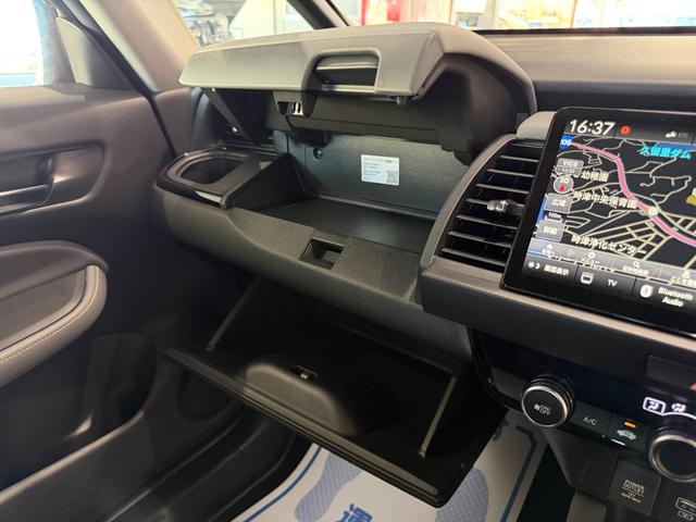 フィット ｅ：ＨＥＶ　ＲＳ　９インチナビ　フルセグ　バックカメラ　ＥＴＣ　ドラレコ前後　ＬＥＤ　スマートキー　ハーフレザーシート　１６インチＡＷ　ホンダセンシング（26枚目）