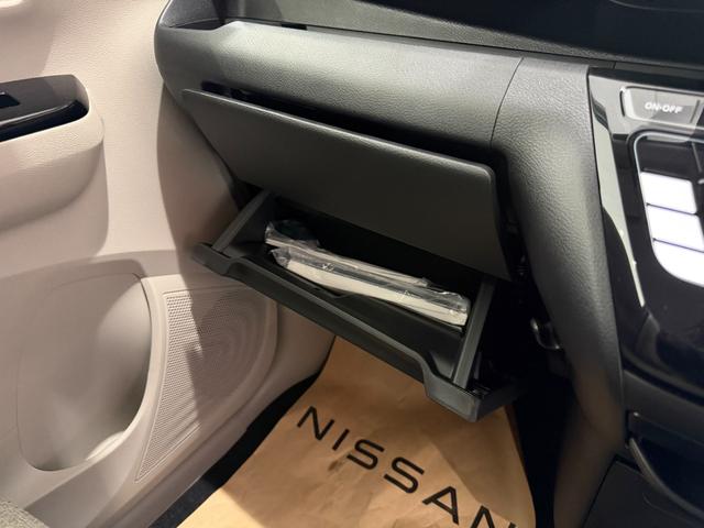 デイズ Ｘ　メモリーナビ　フルセグ　アラウンドビューモニター　ＬＥＤ　スマートキー　１４インチＡＷ　エマージェンシーブレーキ（10枚目）