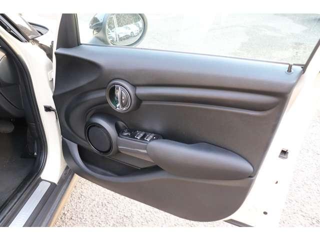 クーパーD 純正ナビ バックカメラ Bluetooth MINIエキサイトメントパッケージ ライトパッケージ ストレージコンパートメントパッケージ レインセンサー 本革巻ステアリング(29枚目)
