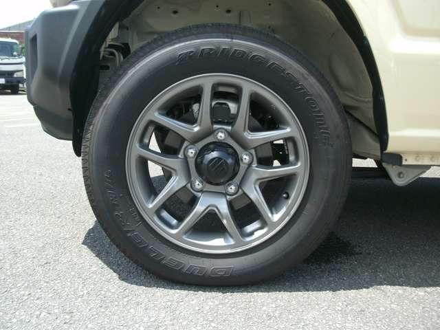 ジムニー ＸＣ　／４ＷＤ／ＡＴ４速／ターボ／衝突被害軽減ブレーキ／車線逸脱警報／アクセル踏み間違い防止／自動ハイビーム／障害物センサー／ＬＥＤライト／両席シートヒーター／スマートキー／ＥＴＣ車載器／純正アルミホイール（24枚目）