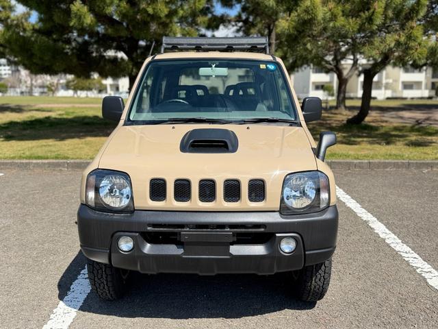 ジムニー ＫＡＮＳＡＩ　４ＷＤ　ターボ　ＡＴ４速　カスタムリペイント車　純正アルミホイール　ＴＯＹＯオープンカントリータイヤ　ホワイトレタータイヤ　ルーフキャリア　革調シートカバー　キーレスエントリー（2枚目）