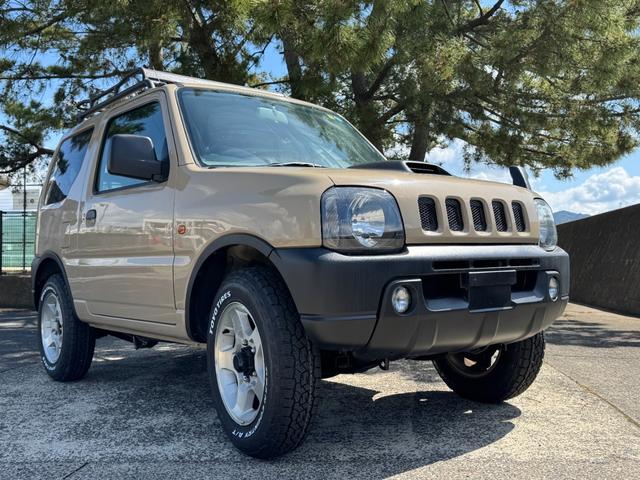 ジムニー ＫＡＮＳＡＩ　４ＷＤ　ターボ　ＡＴ４速　カスタムリペイント車　純正アルミホイール　ＴＯＹＯオープンカントリータイヤ　ホワイトレタータイヤ　ルーフキャリア　革調シートカバー　キーレスエントリー（3枚目）