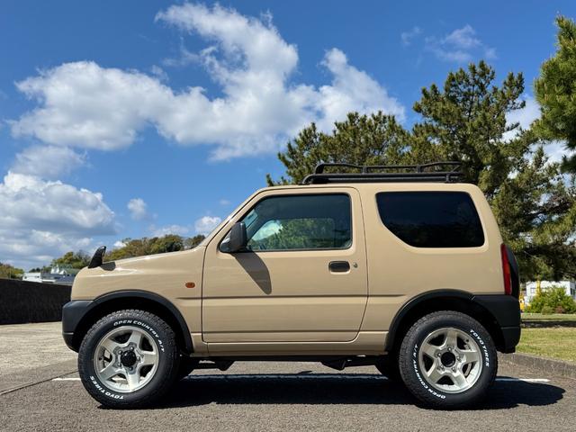 ジムニー ＫＡＮＳＡＩ　４ＷＤ　ターボ　ＡＴ４速　カスタムリペイント車　純正アルミホイール　ＴＯＹＯオープンカントリータイヤ　ホワイトレタータイヤ　ルーフキャリア　革調シートカバー　キーレスエントリー（5枚目）